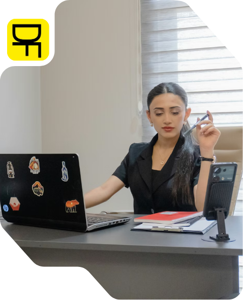 A dedicated social media manager from Deskfiller, managing social media accounts